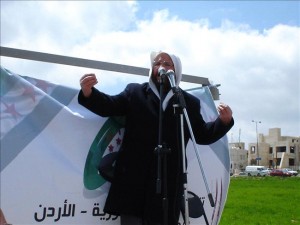 سوريون أمام سفارتهم يطالبون بالحرية والكرامة (صور)