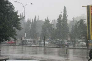 طقس مغبر وماطر غدا ومعتدل الثلاثاء والأربعاء