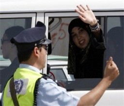 اسرائيل تبعد شلبي لغزة وتقتحم سجن بالنقب واصابة 61 أسيراً