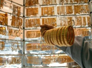 90ر32 دينار سعر غرام الذهب بالسوق المحلية