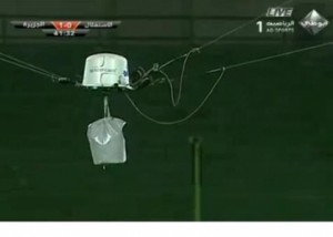 حارس إماراتي يصطاد كاميرا معلقة مرتين متتاليتين- فيديو