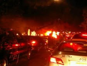 اشتعال سيارة سياحية داخل مبنى وزارة اوقاف العقبة