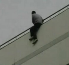 "معتز" أراد الانتحار بإلقاء نفسه عن حاووز الزرقاء