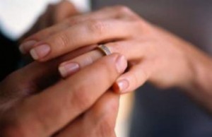 رفض تزويج بناته وادخر رواتبهن 20عاما في فرشته!