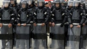 الرابع: مئات من الامن يلفون عشرات المعتصمين