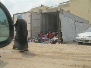 لاجئون سوريون يعبرون "شبك الموت" الحدودي