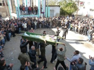 الرمثا:اعتصام يطالب بمعاقبة أفراد اعتدوا على جنازة سوري