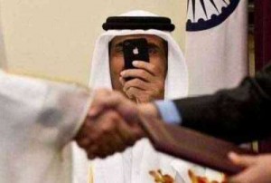 ما سر العلاقة بين الامير و الهاتف النقال: أمير قطر يصوّر عبر "الآي فون" مراسم توقيع اتفاقية في الهند فيديو