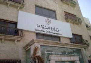 وزير البيئة يستفز موظفيه المعتصمين.. ويعتذر