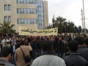 المعلمون يعودون للاعتصام والاضراب عن الطعام للمطالبة بالافراج عن العوران