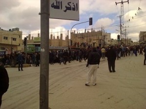 بالصور - سجن الموقر: عشرات يهاجمون الخصاونة ويسخرون من تصريحاته