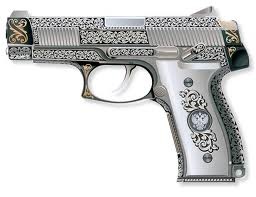 الجيش الإسرائيلي يبيع بالمزاد مسدس الرئيس الراحل صدام