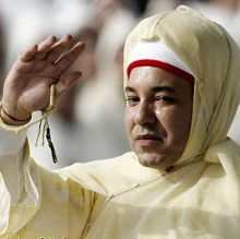 شاب يحاول الهجوم على ملك المغرب فى مسجد الحسن الثاني .. فيديو