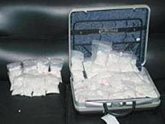 ضبط ( 2) كغم من من مادة الكوكائين المخدر في مطار الملكة علياء داخل حقيبة تعود لسيدة أجنبية .