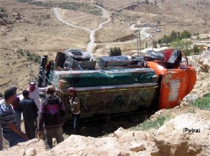 العناية الالهية تحول دون سقوط صهريج للمياه على منازل مواطنين في الطيبة