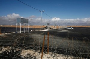 وسط تكتم اعلامي .. أمير سعودي يزور اللاجئين السوريين بالاردن