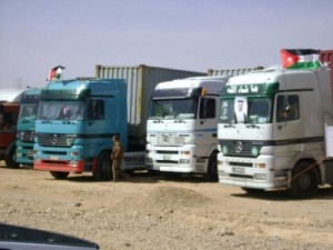 شاحنات تقطع الطريق بين عمان والعقبة من امام شركة البوتاس العربية وازمة سير خانقه