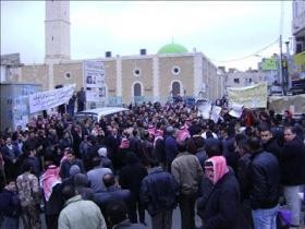 الكرك : المئات يهزجون "هبت النار" .. هبت النار بدنا نعيد هبتنا ... بأيد الاحرار تتحرر بلدنا