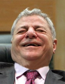 محتجو سلحوب يرشقون موكب رئيس الوزراء بالحجارة والحرس يطلقون النار في الهواء