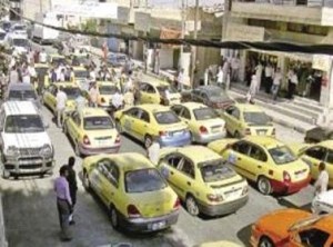 سائقو "التاكسي" في إربد يغلقون شارع المحافظة