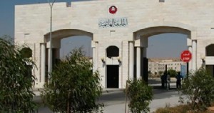 عمال النظافة في الجامعة الهاشمية يغلقون البوابة الرئيسية