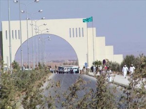 موظفو آل البيت يواصلون إضرابهم