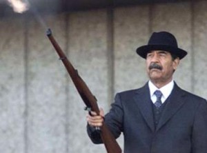 طالباني يهدي بندقية صدام حسين لأمير كويتي