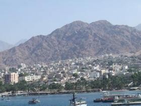 حريق  على شاطىء "الغندور" في العقبة - فيديو