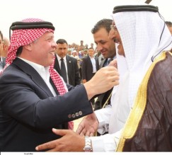 بالفيديو والصور.. الملك في مضارب الدعجة