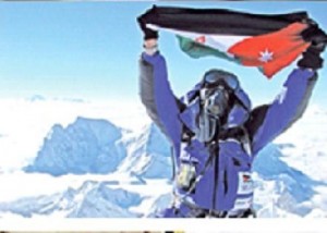 متسلق أردني يرفع العلم الأردني فوق قمة (إيفرست) ويتصل بالثريا مع الملك