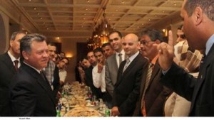 الملك يتناول طعام الغداء مع عدد من عمال الوطن