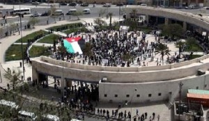 المئات يؤدون صلاة الجمعة في ساحة النخيل في جمعة