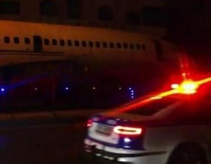 طائرة (airbus) تجثم في شارع المدينة المنورة بعمان ....فيديو