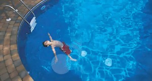 وفاة أم بنوبة قلبية اثر موت طفلتها غرقاً