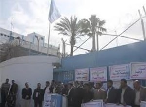 موظفوا الأونروا يبدأون إضرابا مفتوحا