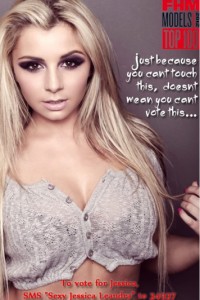 عارضة شقراء تخسر ألقابها بعد وصف السود بالقرود والكفرة