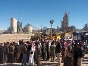 موظفو "الابيض للاسمدة" يعتصمون لمطالب عمالية