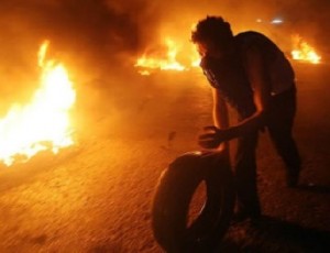 الرمثا : اعمال شغب وحرق اطارات بعد انقلاب سيارة طاردتها الجمارك