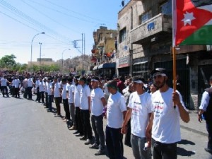مسيرة وسط البلد تنتقد حكومة الطراونة بشدة... صور
