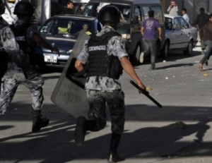 اﻟدرك ﯾﻔض ﻣﺷﺎﺟرة واﺳﻌﺔ ﺧﺎرج أﺳوار ﺟﺎﻣﻌﺔ اﻹﺳراء