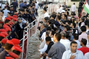 الدرك يمنع معتصمون من اقتحام السفارة الاسرائيلية ..!