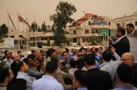 "الرئاسة" : العشرات يعتصمون "ارفع اسعار السولار..وعبي جيبك بالدولار"