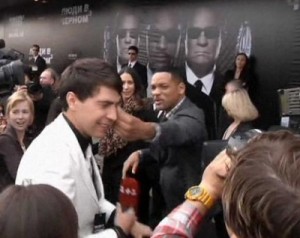 ويل سميث يصفع صحفيا حاول تقبيله على فمه .فيديو