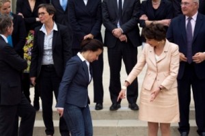 بالصور..وزيرة فرنسية تثير ضجة بظهورها مرتدية سروالاً من "الجينز" في الإليزيه