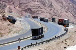 اصابتين اثر تدهور شاحنة على الطريق الصحراوي