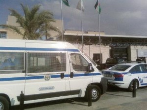 الامن يلقي القبض على 3 أشخاص انتحلوا صفة رجال أمن سلبوا مواطناً سعودياً