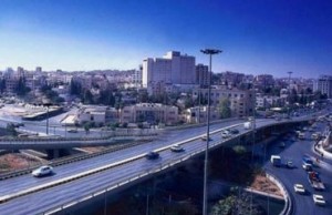 شاب يهدد بالانتحار من أعلى جسر دوار الداخلية