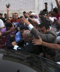 ناخبون يرشقون شفيق بالأحذية أثناء الإدلاء بصوته ..فيديو