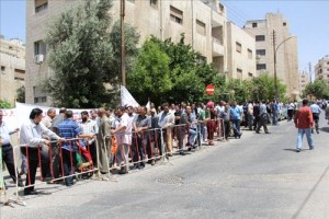 ليبيون وأردنيون يعتصمون أمام سفارة ليبيا