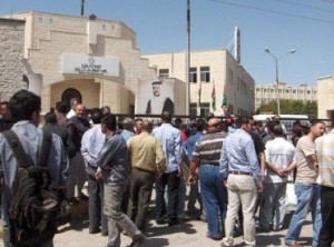 ناشطون يهددون باغلاق الشارع الرئيسي باربد احتجاجاً على رفع الاسعار